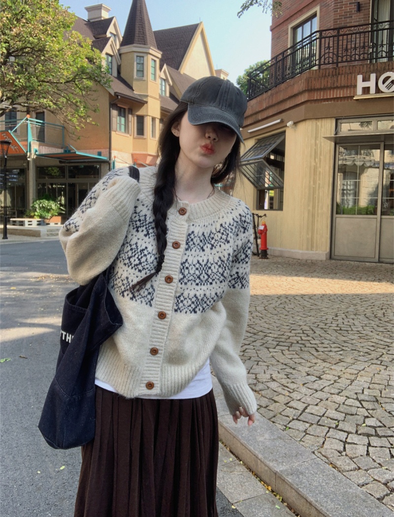 Bottoming inside the ride cardigan jacquard coat for women - Image 4