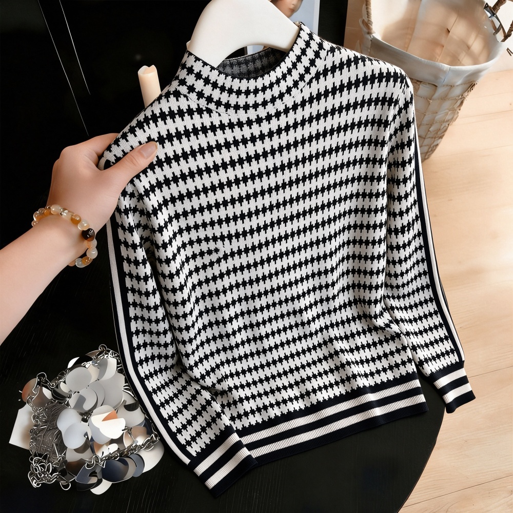 Small fellow bottoming shirt sweater